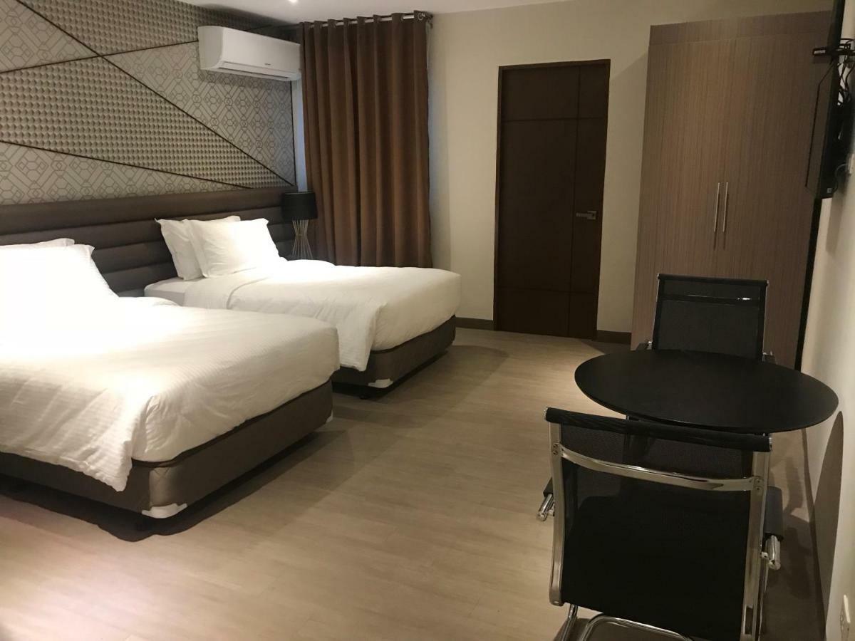 Maxx Hotel Ortigas Pasig City Exteriör bild